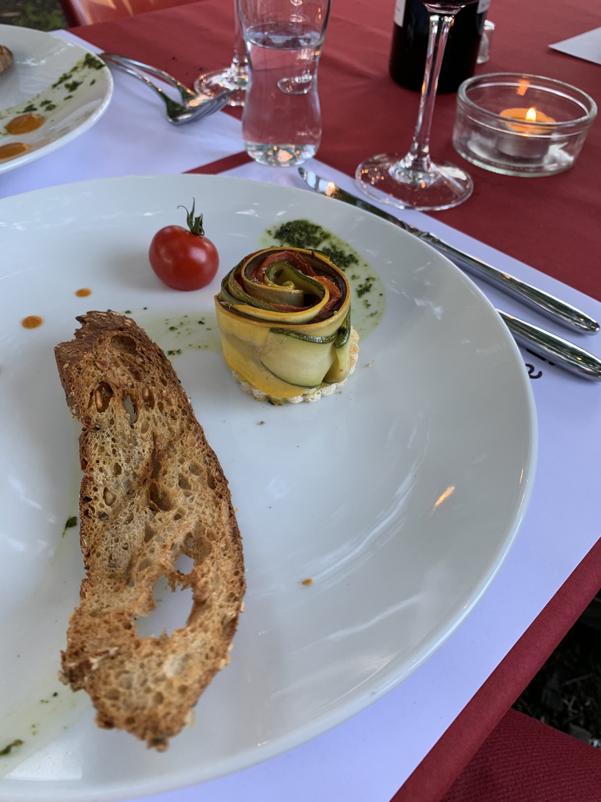 Tout en art, Arnaud nous concoquete un mille feuilles de légumes confits.